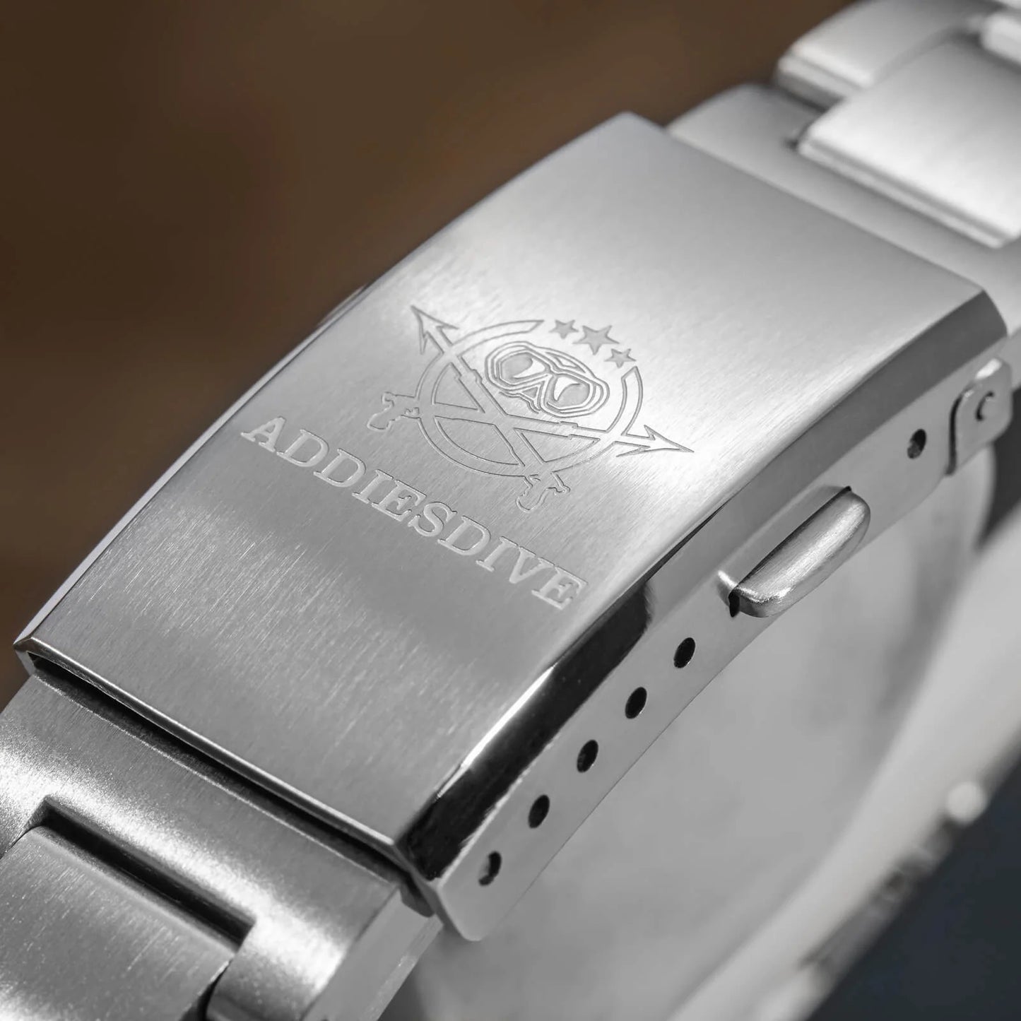 ADDIESDIVE AD2065, a 36mm homage watch for men in their 40s and 50s, featuring a GMT movement, Swiss-made movement, and a calendar.