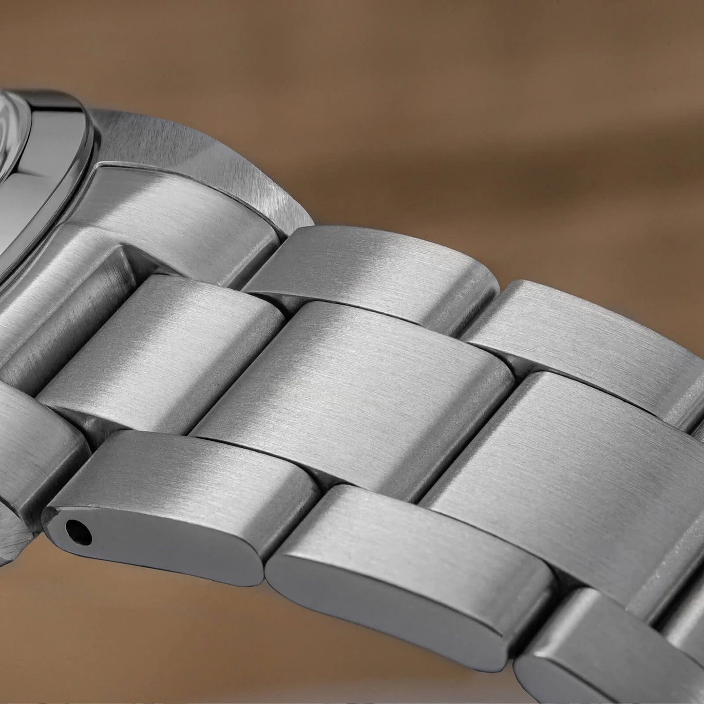ADDIESDIVE AD2065, a 36mm homage watch for men in their 40s and 50s, featuring a GMT movement, Swiss-made movement, and a calendar.