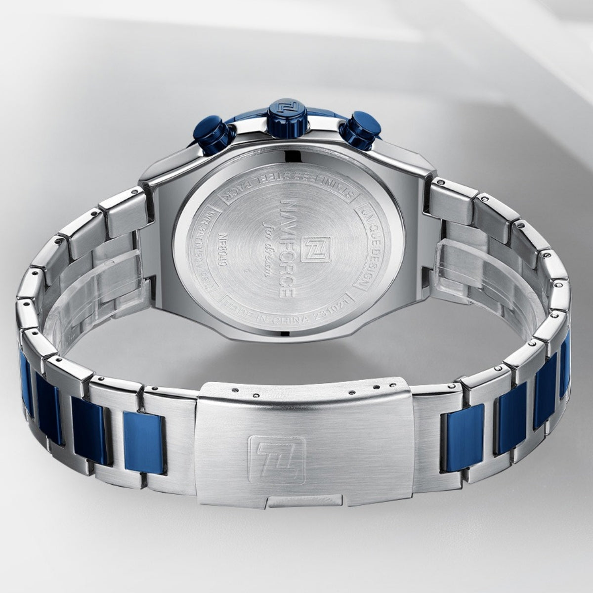 NAVIFORCE NF8049, a 42mm quartz chronograph homage watch for men in their 40s and 50s, with a sophisticated look and date display.