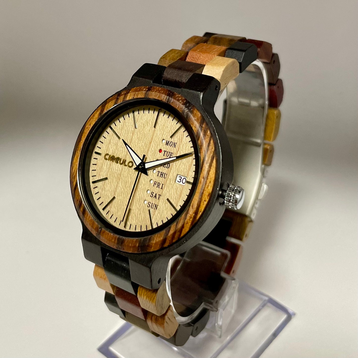 Wooden watch for women in their 20s, 30s, and 40s, featuring a quartz movement, calendar, date display, and day of the week display.