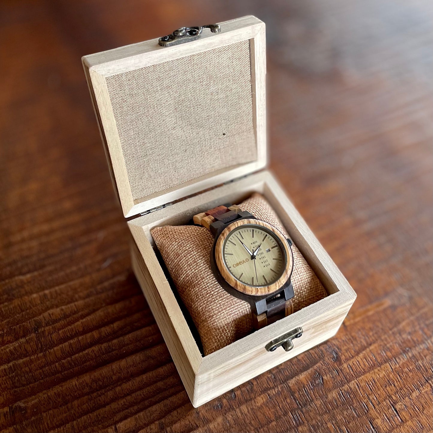 Wooden watch for women in their 20s, 30s, and 40s, featuring a quartz movement, calendar, date display, and day of the week display.