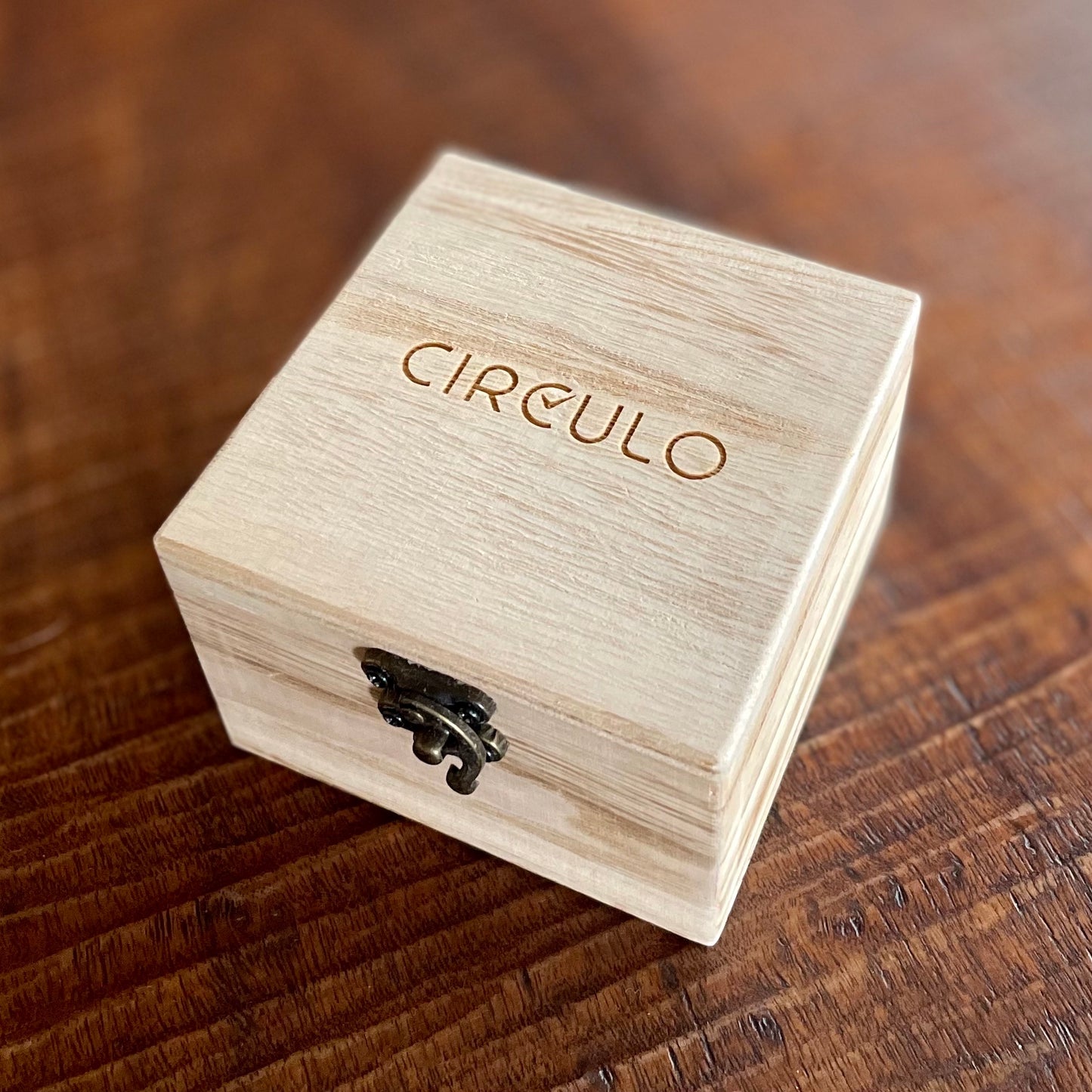 Wooden watch for women in their 20s, 30s, and 40s, featuring a quartz movement, calendar, date display, and day of the week display.