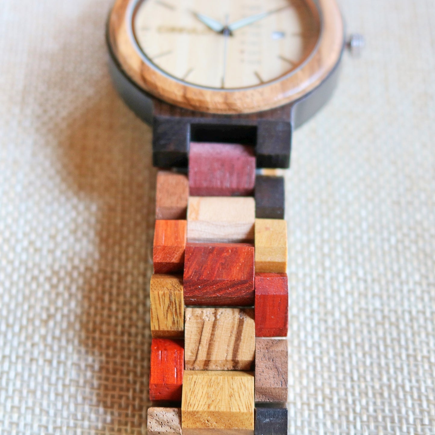 Wooden watch for women in their 20s, 30s, and 40s, featuring a quartz movement, calendar, date display, and day of the week display.