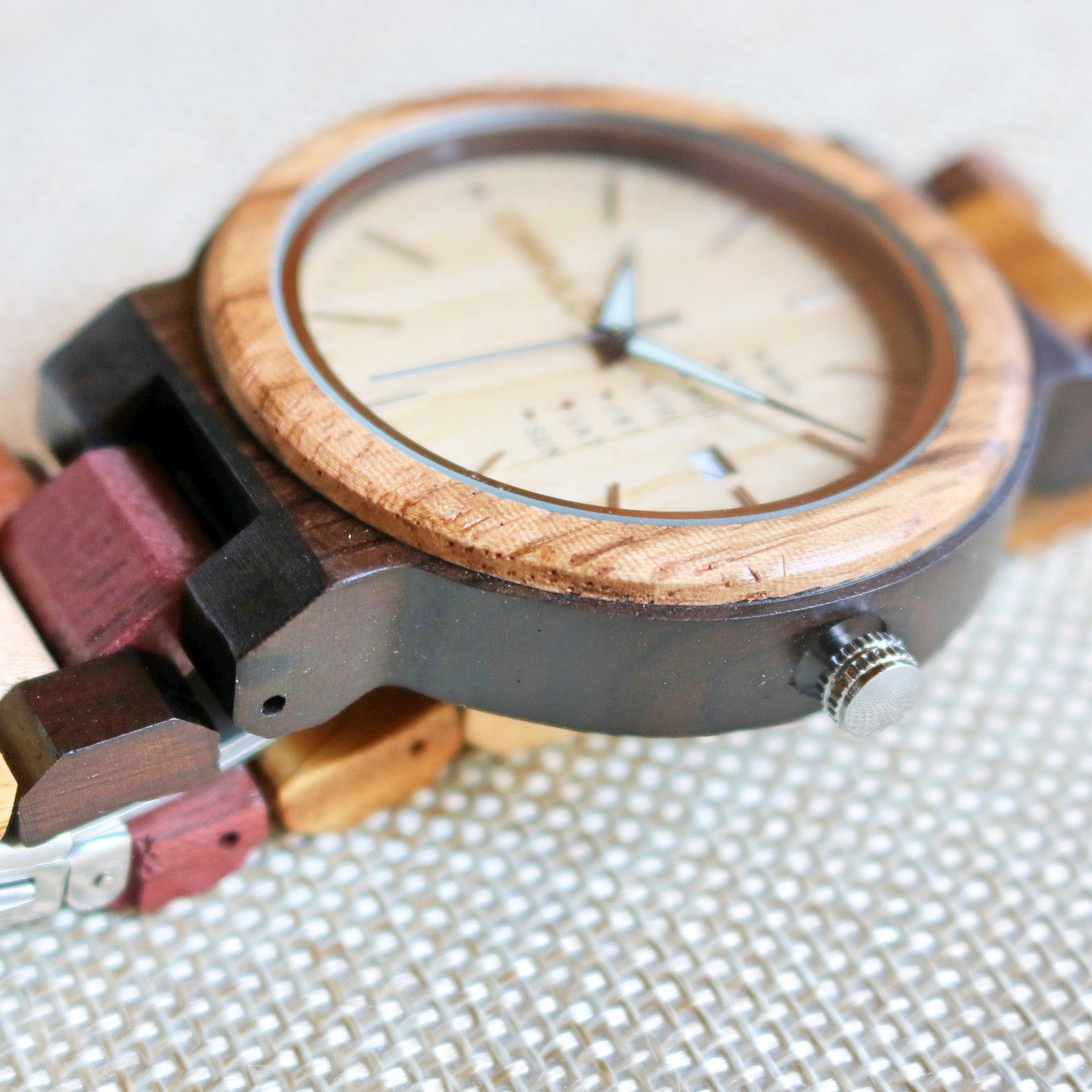 Wooden watch for women in their 20s, 30s, and 40s, featuring a quartz movement, calendar, date display, and day of the week display.