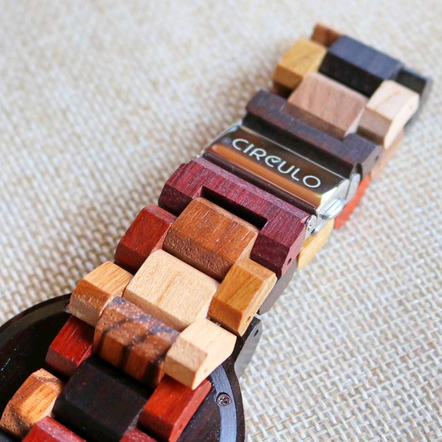 Wooden watch for women in their 20s, 30s, and 40s, featuring a quartz movement, calendar, date display, and day of the week display.
