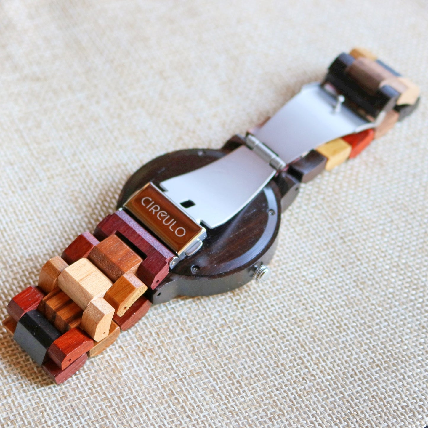 Wooden watch for women in their 20s, 30s, and 40s, featuring a quartz movement, calendar, date display, and day of the week display.